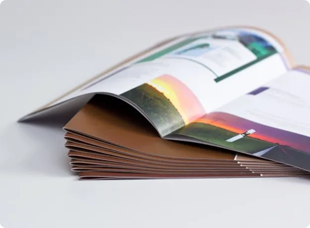 Catalogue d’échantillons de textiles irisés et colorés pour personnalisation publicitaire