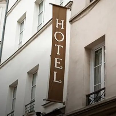 Enseigne verticale d’hôtel en lettres blanches sur fond marron clair