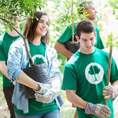 Équipe en tee-shirts verts participant à une action écologique en forêt