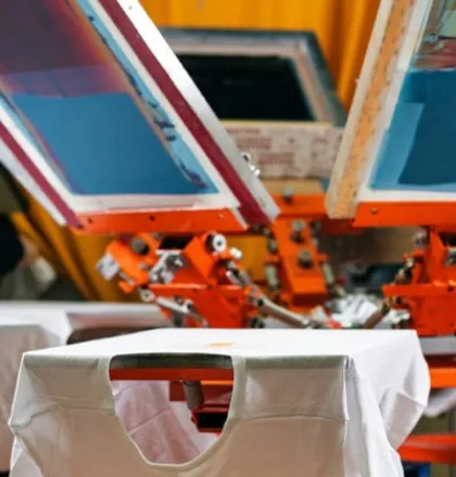Machine de sérigraphie imprimant des textiles personnalisés pour la communication visuelle