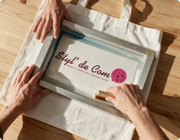 Personnalisation d’objet publicitaire dans un tote bag par sérigraphie professionnelle